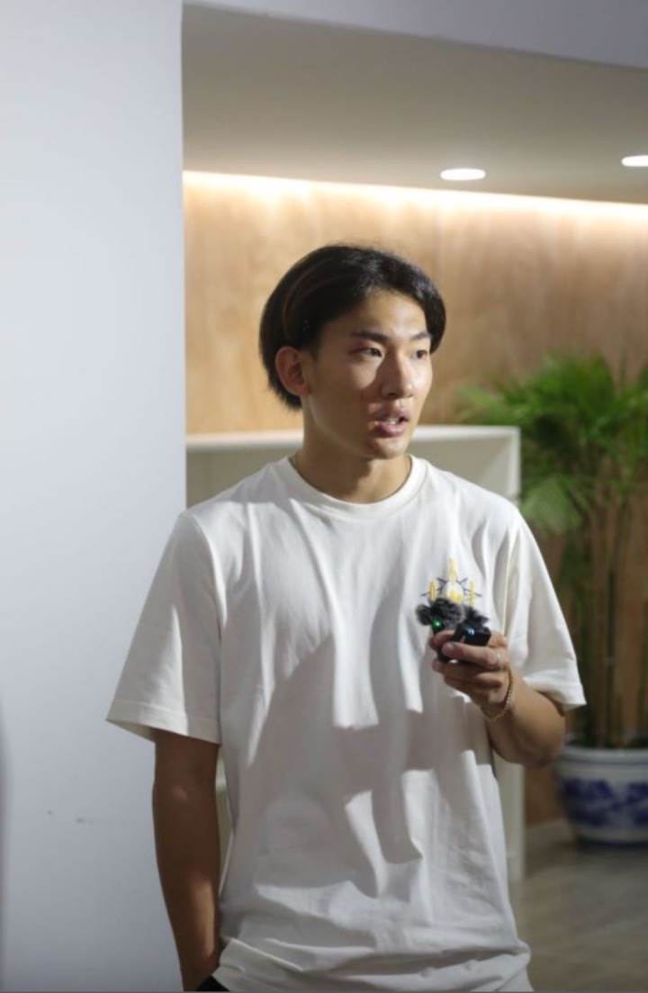 蘇翊鳴接受媒體采訪。