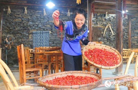 村民李霞返鄉(xiāng)從事餐飲業(yè)。 人民網(wǎng)記者 劉賓攝