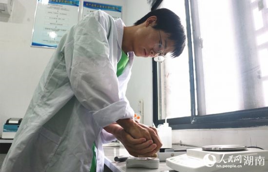 吳健筆在獼猴桃科技小院實驗室測量水果糖分。 人民網(wǎng)記者 劉賓攝