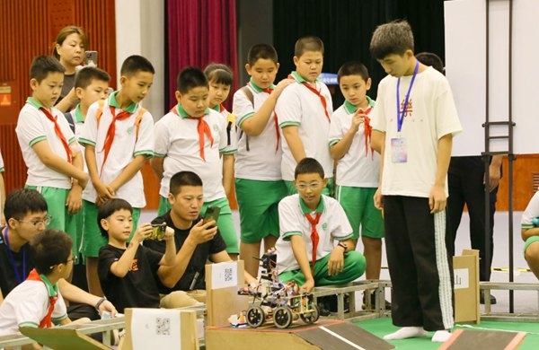 青少年學生現(xiàn)場觀看比賽。北京工商大學供圖