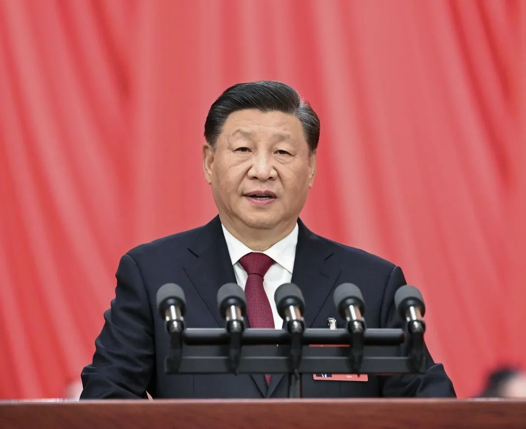 2022年10月16日，中國(guó)共產(chǎn)黨第二十次全國(guó)代表大會(huì)在北京人民大會(huì)堂開(kāi)幕。習(xí)近平代表第十九屆中央委員會(huì)向大會(huì)作報(bào)告。圖/新華社記者 饒愛(ài)民 攝