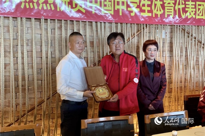 巴西中國(guó)和平統(tǒng)一促進(jìn)會(huì)會(huì)長(zhǎng)王俊曉向中國(guó)中學(xué)生體育代表團(tuán)團(tuán)長(zhǎng)劉立新贈(zèng)送紀(jì)念品。人民網(wǎng)記者 宋亦然攝