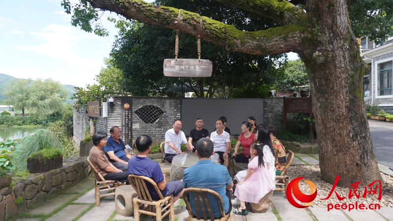 余杭區(qū)徑山鎮(zhèn)小古城村村民在“樟樹下議事”。人民網(wǎng)肖聰聰攝