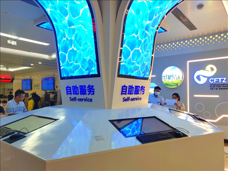 市民在中國（廣西）自由貿(mào)易區(qū)南寧片區(qū)綜合服務(wù)大廳辦理業(yè)務(wù)。人民網(wǎng) 付華周攝