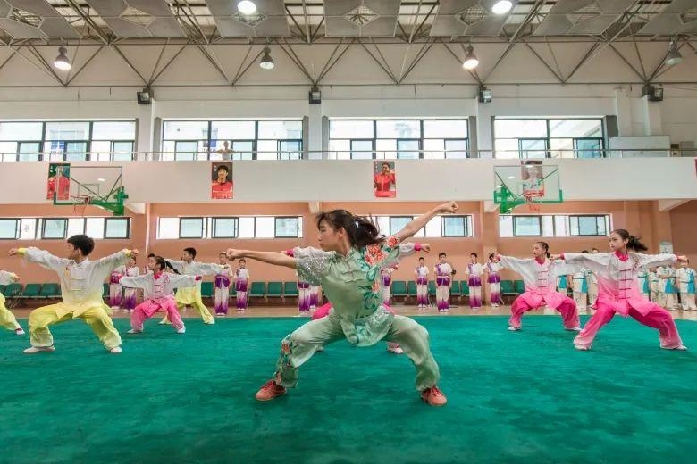 △今年暑假期間，浙江溫州舉行青少年學生陽光體育運動會。