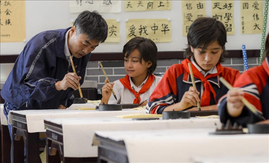 △新疆疏附縣托克扎克鎮(zhèn)中心小學書法教室內，同學們正在學習寫毛筆字。