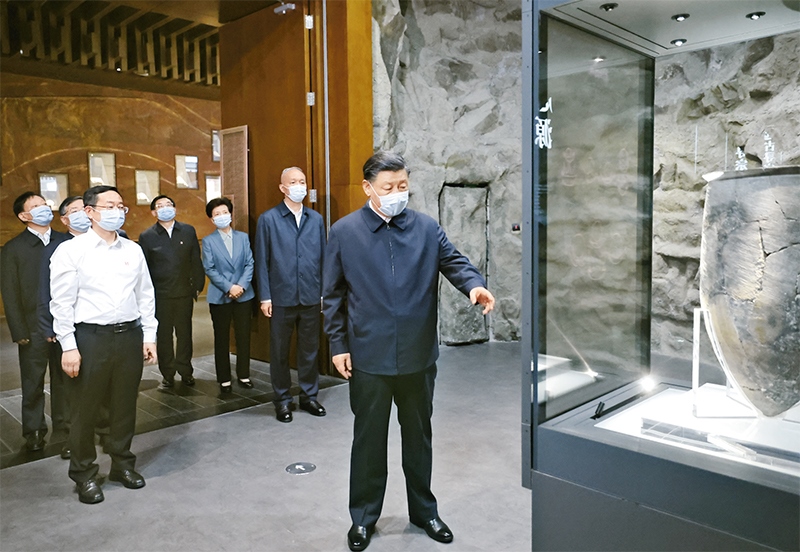 2023年6月2日，中共中央總書記、國家主席、中央軍委主席習近平在北京出席文化傳承發(fā)展座談會并發(fā)表重要講話。這是座談會前，習近平2日下午在中國歷史研究院考察。 新華社記者 鞠鵬/攝