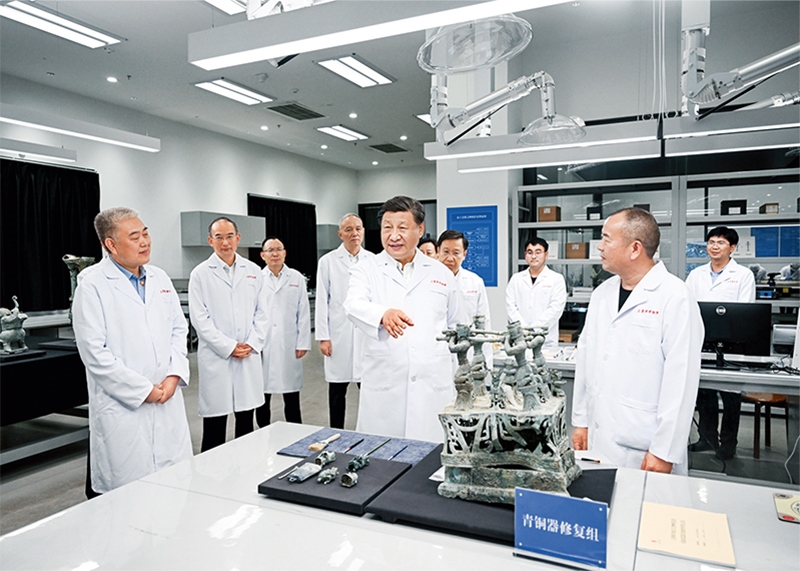 2023年7月25日至27日，中共中央總書記、國家主席、中央軍委主席習近平在四川考察。這是26日下午，習近平在位于德陽市廣漢市的三星堆博物館文物保護與修復館，同現(xiàn)場工作人員親切交流。 新華社記者 謝環(huán)馳/攝