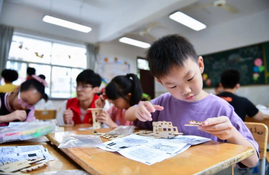 △今年7月，在浙江余姚市舜北小學暑托班內，孩子們制作太陽能科學實驗裝置。