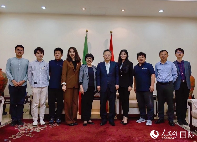趙志遠(yuǎn)大使（右五）、使館工作人員與人民網(wǎng)記者合影。