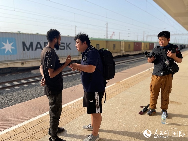 亞吉鐵路吉布提線工作人員介紹列車運(yùn)營(yíng)情況。人民網(wǎng)記者 趙艷紅攝
