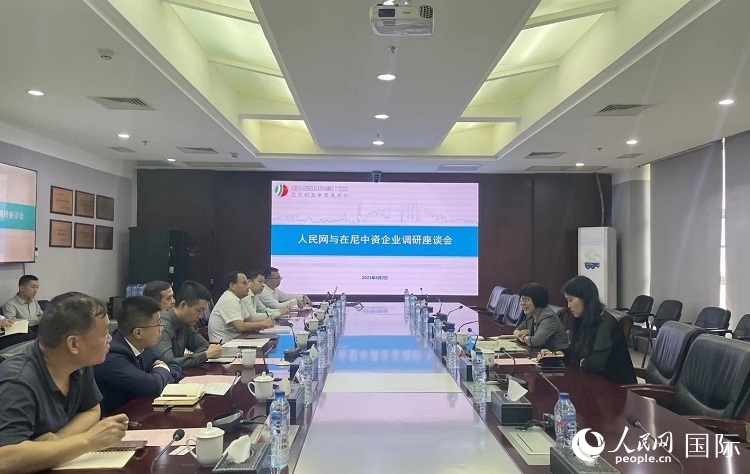 尼日利亞中國(guó)商會(huì)企業(yè)代表與人民網(wǎng)記者座談。