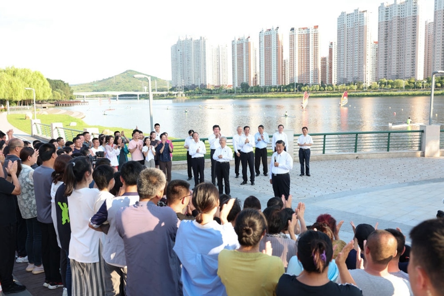 2022年8月16日，習近平在遼寧錦州東湖森林公園察看小凌河沿岸生態(tài)環(huán)境時，同正在休閑、進行文化活動的群眾親切交流。