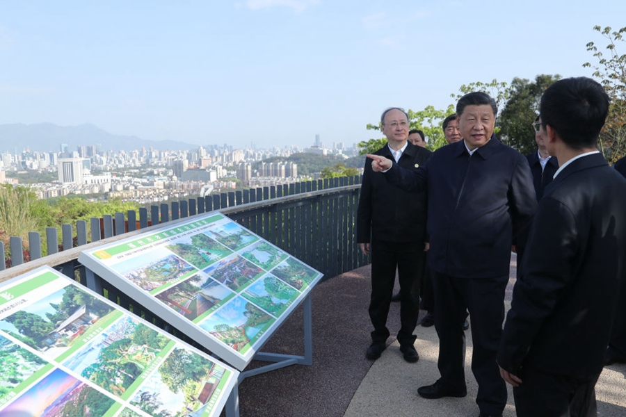 2021年3月24日，習近平在福建福州福山郊野公園觀景平臺，聽取城市生態(tài)公園規(guī)劃建設、城市水系綜合治理情況匯報。