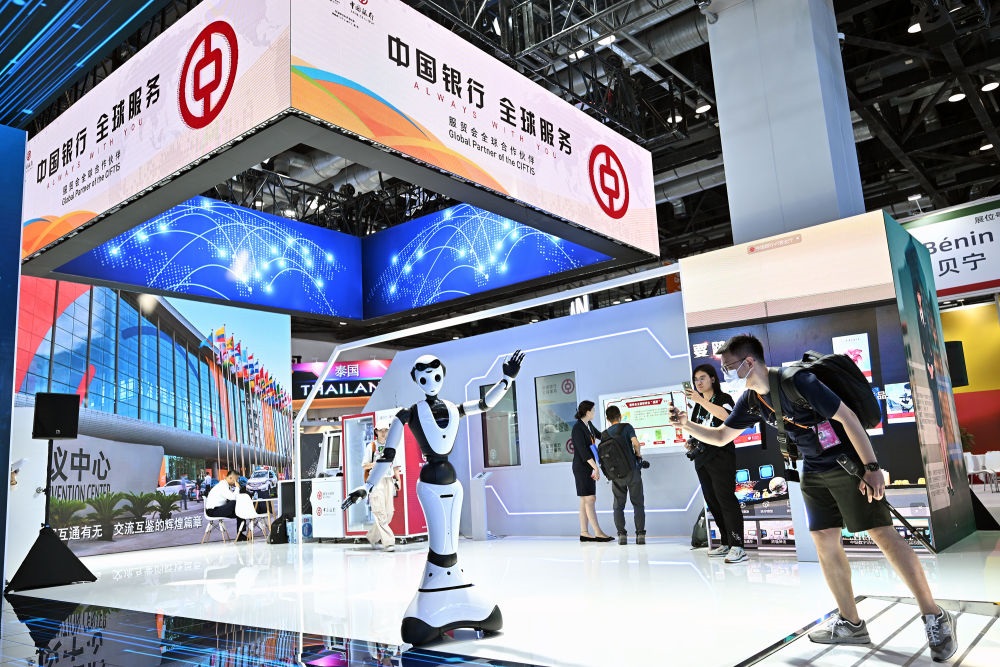 9月1日，媒體記者在國家會(huì)議中心中國銀行展臺(tái)拍攝一款迎賓接待機(jī)器人。新華社記者 李鑫 攝
