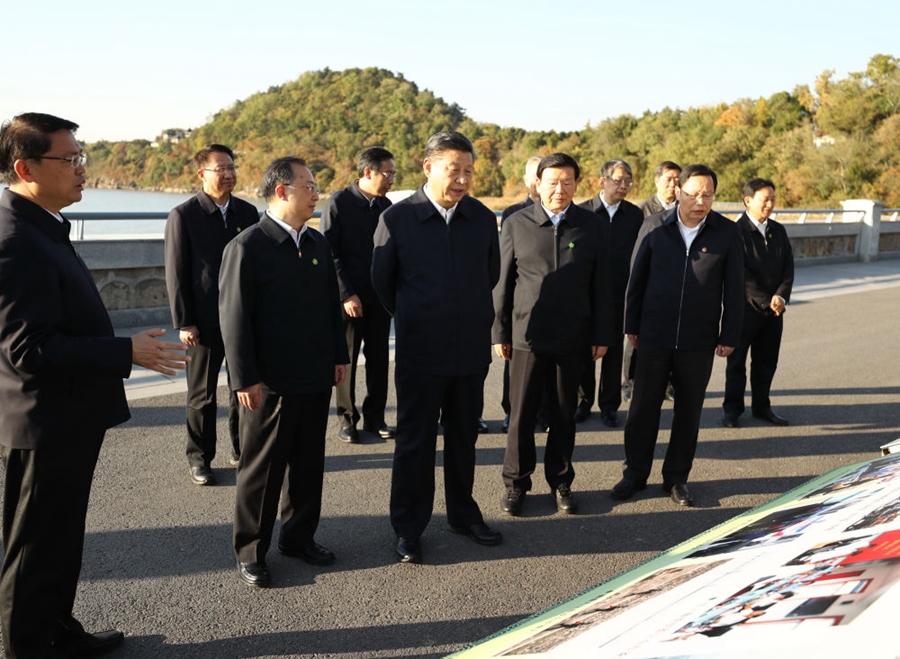 2020年11月12日，習近平在江蘇南通五山地區(qū)濱江片區(qū)，沿江邊步行察看濱江生態(tài)環(huán)境。
