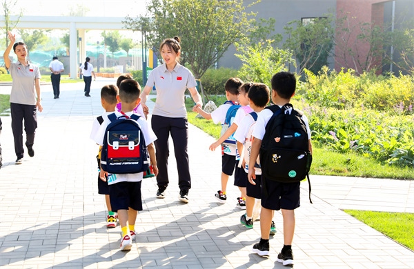8月30日，雄安史家胡同小學(xué)學(xué)生體驗學(xué)校生活。老師帶學(xué)生進(jìn)教室。