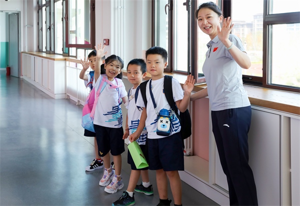 8月30日，雄安史家胡同小學(xué)學(xué)生體驗學(xué)校生活。老師帶學(xué)生進(jìn)教室。