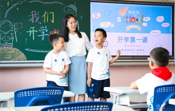 8月30日，雄安史家胡同小學(xué)學(xué)生體驗學(xué)校生活。