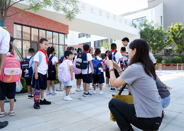 8月30日，雄安史家胡同小學(xué)學(xué)生體驗學(xué)校生活。