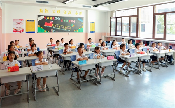 8月30日，雄安史家胡同小學(xué)學(xué)生體驗學(xué)校生活。