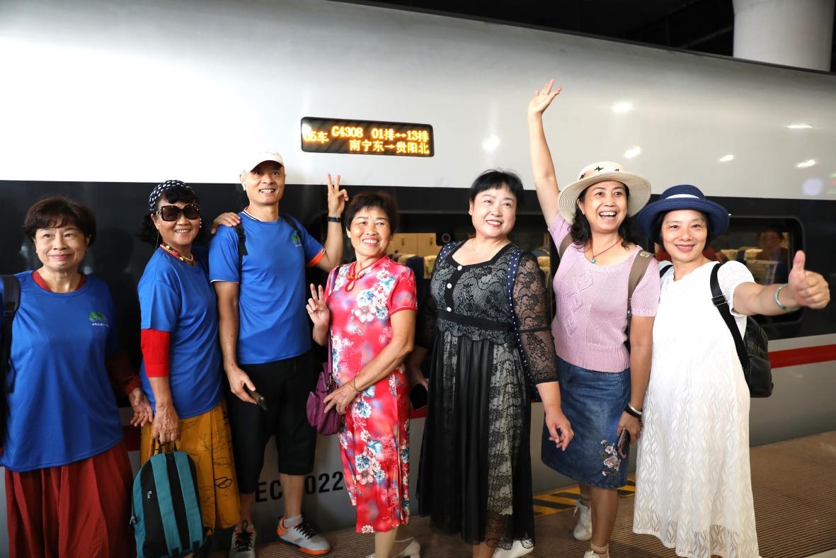 在南寧東站，旅客與貴南高鐵首發(fā)列車(chē)合影。 林祥云攝