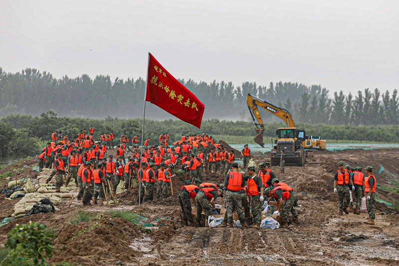△2023年8月2日，中部戰(zhàn)區(qū)陸軍第82集團(tuán)軍“鐵軍旅”官兵在河北省高碑店市白溝河任務(wù)區(qū)加固岸堤。