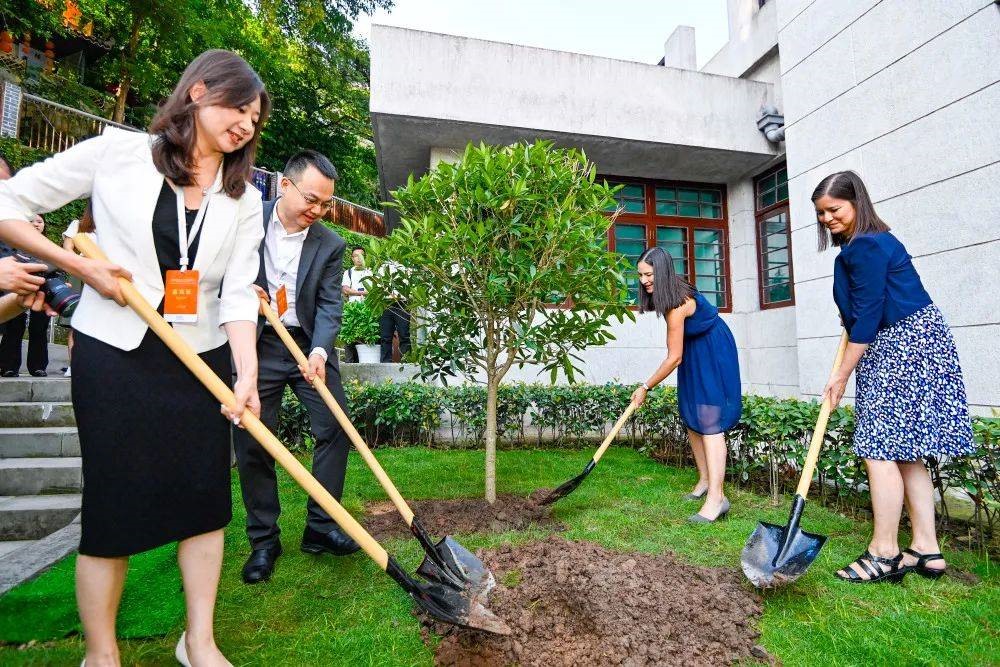 2023年8月8日，重慶史迪威博物館，史迪威將軍后代和朱德同志后代共植友誼樹。