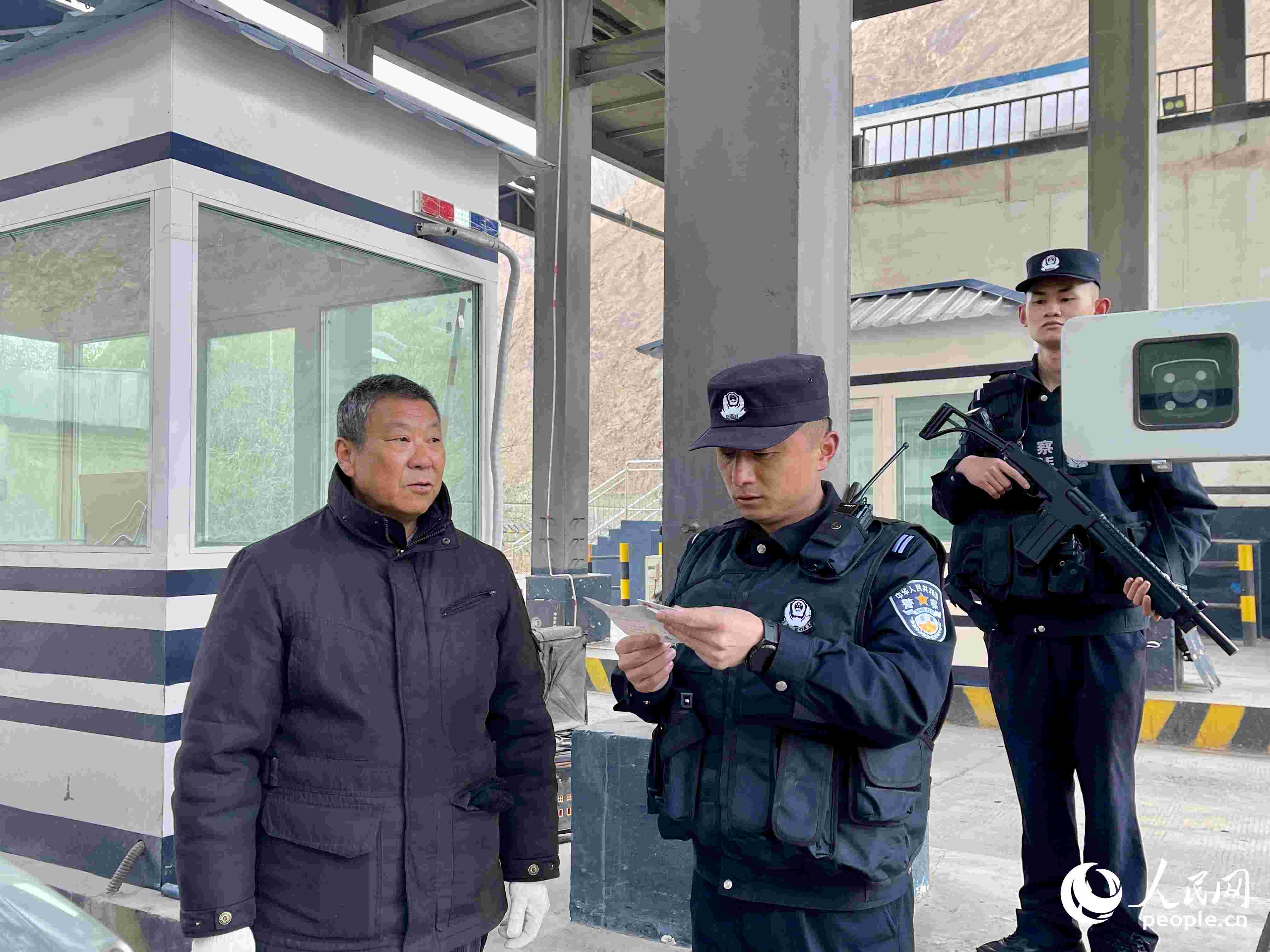 2023年5月10日，在庫地邊境檢查站，陳暢核對進出邊境管理區(qū)人員信息。人民網(wǎng) 周靜圓攝