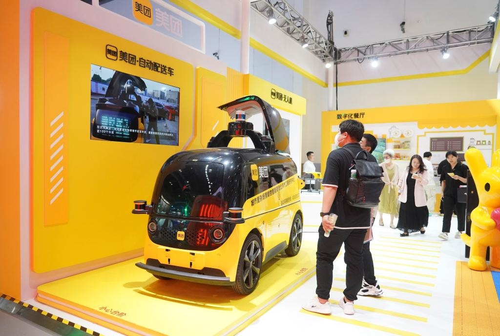 9月4日，在2023年服貿會國家會議中心美團展臺，觀眾參觀一款自動配送車。新華社記者 劉嶺逸 攝