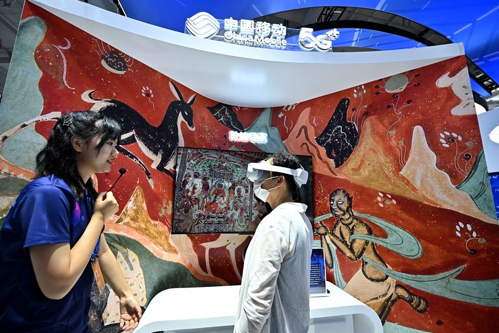 9月3日，一名參觀者在首鋼園中國移動展臺體驗基于AR/VR特效的敦煌導覽，沉浸式感受敦煌壁畫的魅力。新華社記者 李鑫 攝