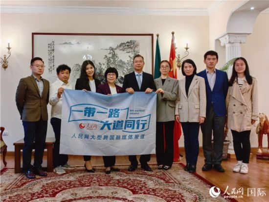 胡長(zhǎng)春大使、駐非盟使團(tuán)工作人員與人民網(wǎng)記者合影。