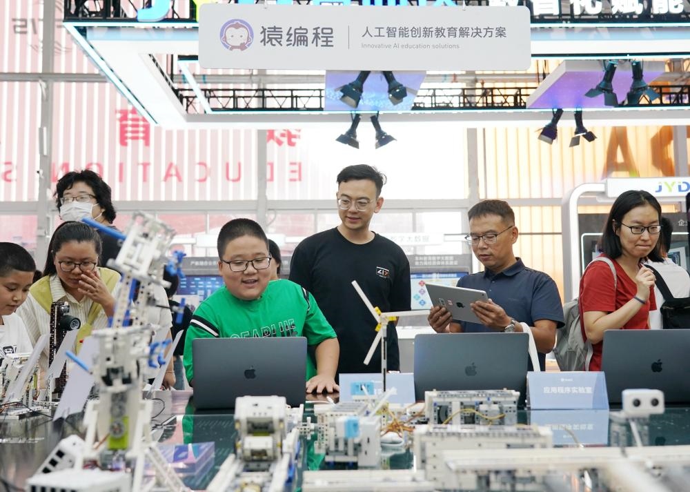 9月3日，在首鋼園教育服務專題展區(qū)，小朋友在體驗智能硬件編程作品。新華社記者 張晨霖 攝