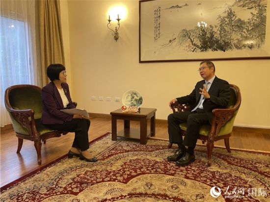 胡長(zhǎng)春大使接受人民網(wǎng)記者唐維紅采訪(fǎng)。人民網(wǎng)記者 趙艷紅攝