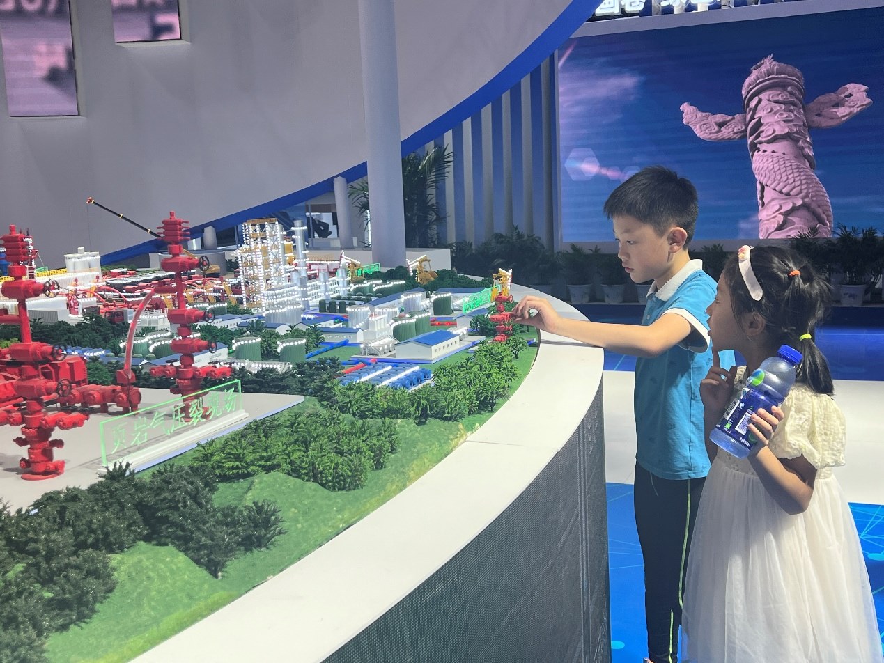 小朋友正在觀看展覽模型。人民網(wǎng) 歐陽(yáng)易佳攝