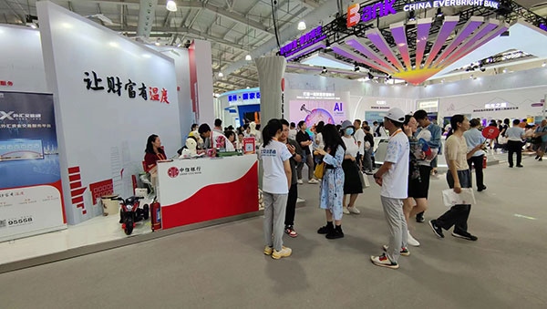 在銀行展臺，“溫度”成為了高頻詞匯。人民網(wǎng)記者 李彤?dāng)z