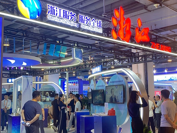 在浙江省交易團(tuán)展區(qū)，數(shù)字支付技術(shù)吸引了觀展群眾的目光。人民網(wǎng)記者 李彤?dāng)z