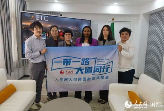 萊利斯（右三）、埃塞投資委中國投資顧問萬巧云（左二）與人民網(wǎng)記者合影。