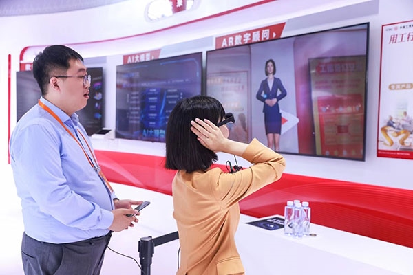 在工商銀行展臺，數(shù)字員工“工曉伴”與觀展游客互動。受訪者供圖