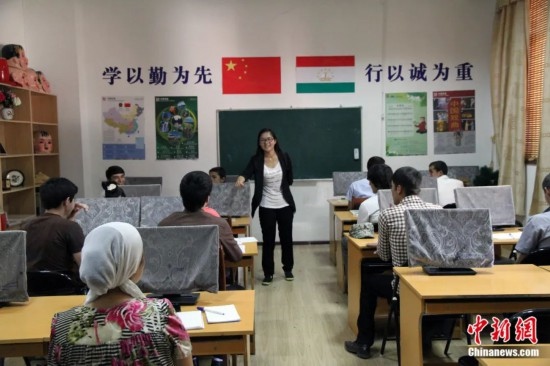2014年，塔吉克斯坦國(guó)立民族大學(xué)的孔子學(xué)院內(nèi)，教師正在為塔吉克斯坦學(xué)生授課。田冰 攝