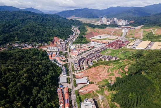 磨憨口岸俯瞰，右前方高層白色建筑群為老撾境內(nèi)。人民網(wǎng)記者 符皓攝