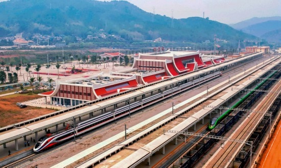 對(duì)向行駛的國(guó)際客運(yùn)列車“復(fù)興號(hào)”和“瀾滄號(hào)”在磨憨站交匯。楊紫軒攝