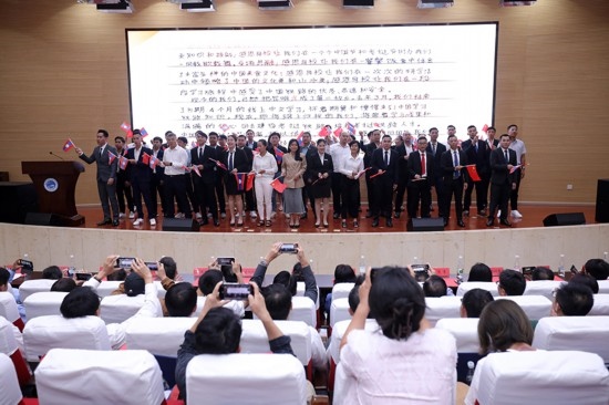 7月31日，昆明鐵道職業(yè)技術(shù)學(xué)院舉行援老撾鐵道職業(yè)技術(shù)學(xué)院項(xiàng)目教育能力建設(shè)教師培養(yǎng)班結(jié)業(yè)典禮。昆明鐵道職業(yè)技術(shù)學(xué)院供圖