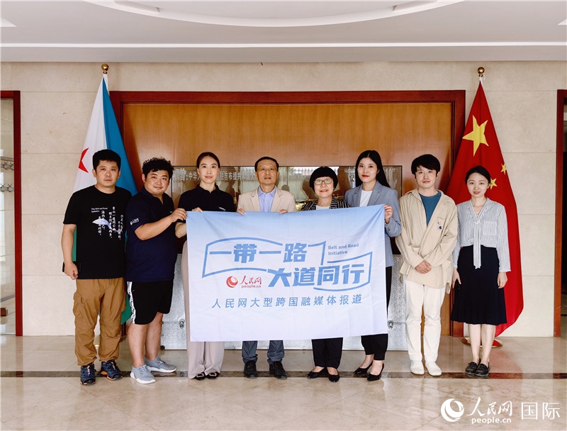胡斌大使（左四）、使館工作人員與人民網(wǎng)監(jiān)事會主席唐維紅（右四）一行合影。