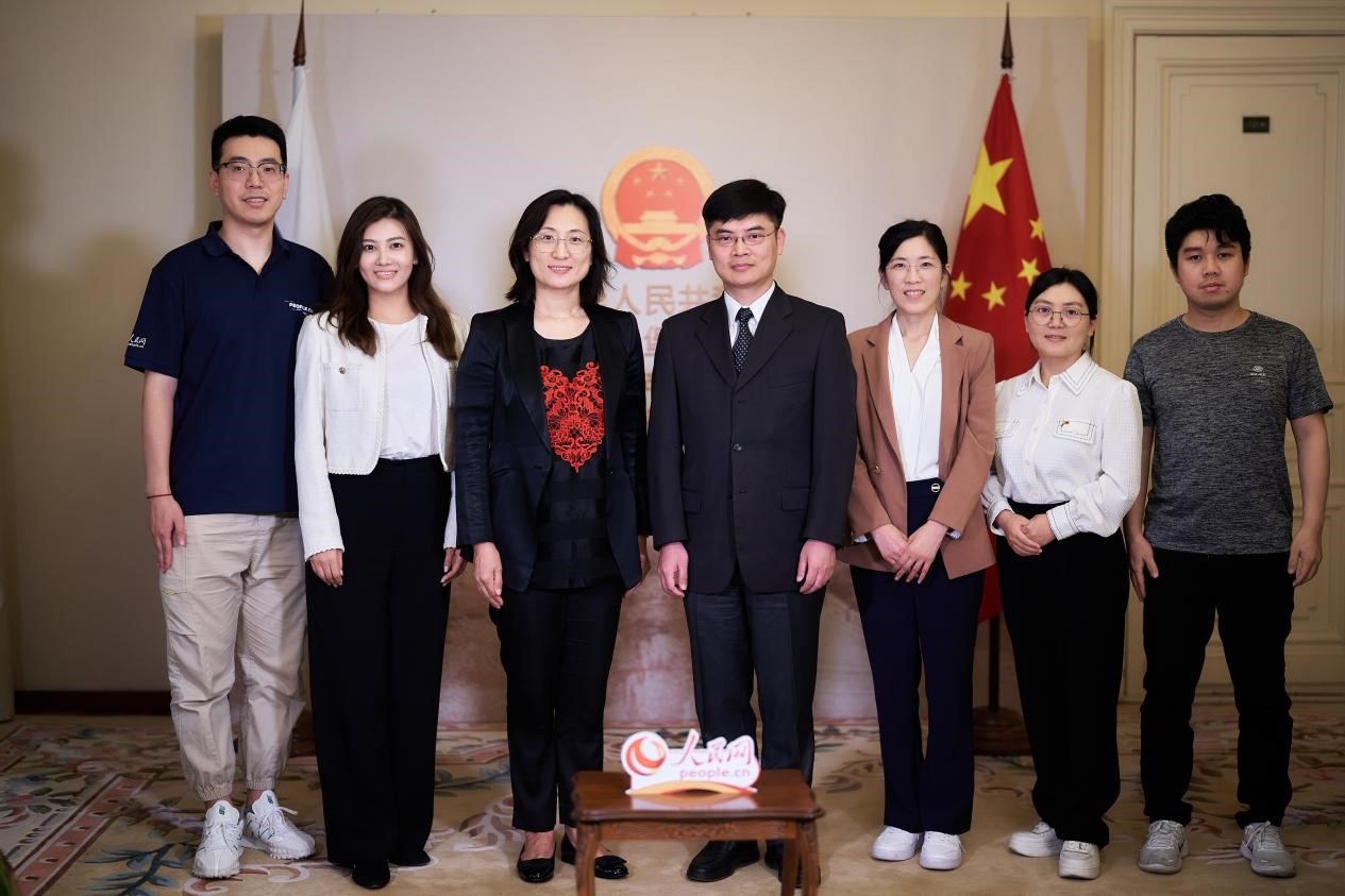 中國駐圣彼得堡副總領(lǐng)事張曉慶（左四）與人民網(wǎng)記者合影。