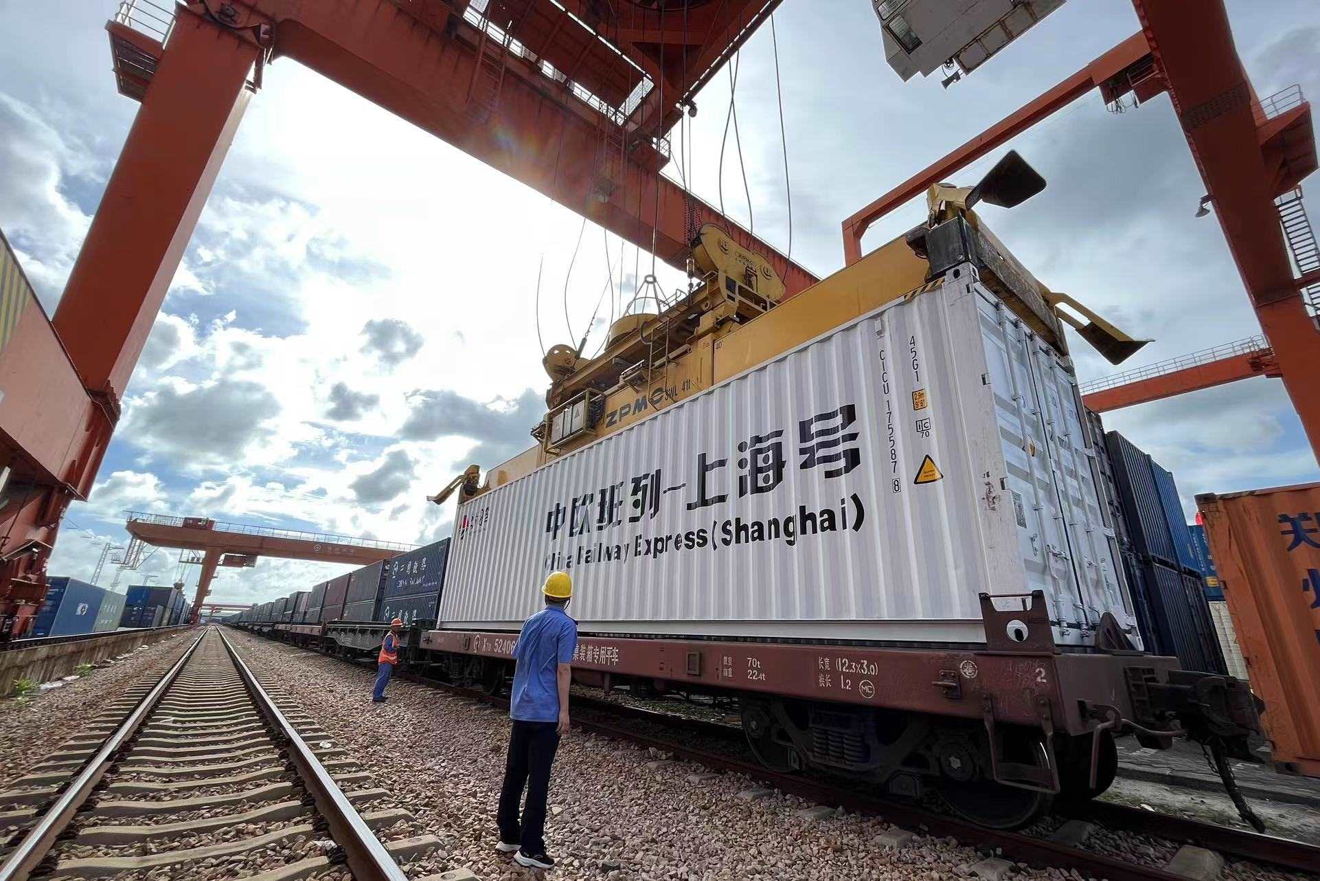 鐵路上海貨運(yùn)中心閔行站貨場內(nèi)，吊機(jī)在貨運(yùn)員的監(jiān)裝下進(jìn)行裝車落箱作業(yè)。人民網(wǎng) 皇甫萬里攝