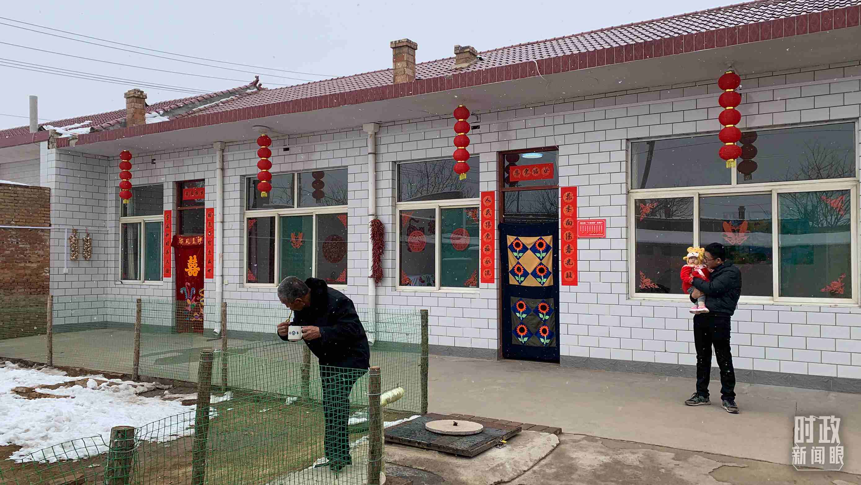 △ 當年春節(jié)來臨之前，馮南垣村受災(zāi)村民全部搬進了新家。（總臺央視記者段德文拍攝）
