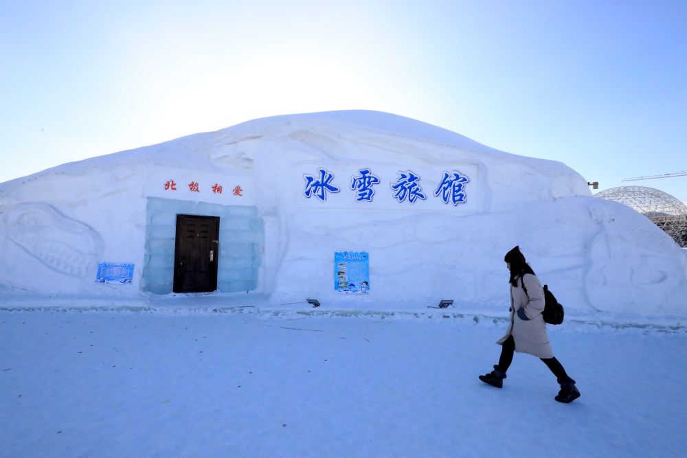 游客從北極村冰雪旅館的一個房間前走過（2018年1月31日攝）。