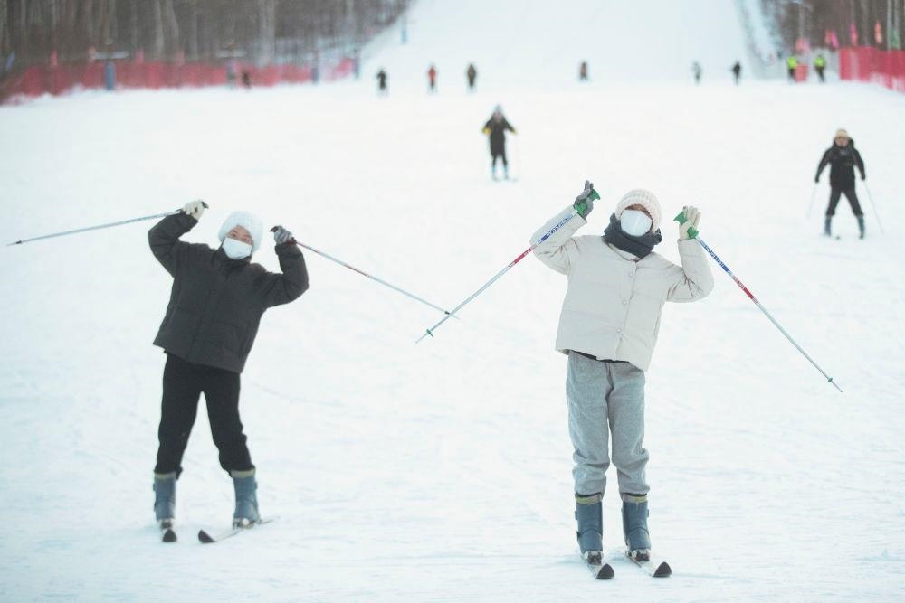 △2023年1月7日，游客在北極村滑雪場(chǎng)內(nèi)體驗(yàn)滑雪。