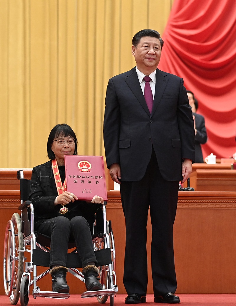 2021年2月25日，全國脫貧攻堅(jiān)總結(jié)表彰大會(huì)在北京人民大會(huì)堂隆重舉行。習(xí)近平為全國脫貧攻堅(jiān)楷模榮譽(yù)稱號(hào)獲得者張桂梅頒獎(jiǎng)。